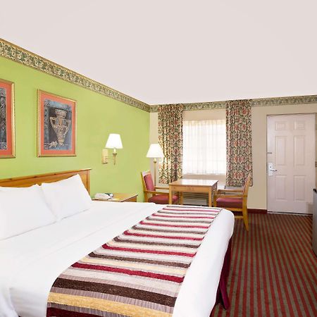 Days Inn & Suites By Wyndham Starkville Bagian luar foto