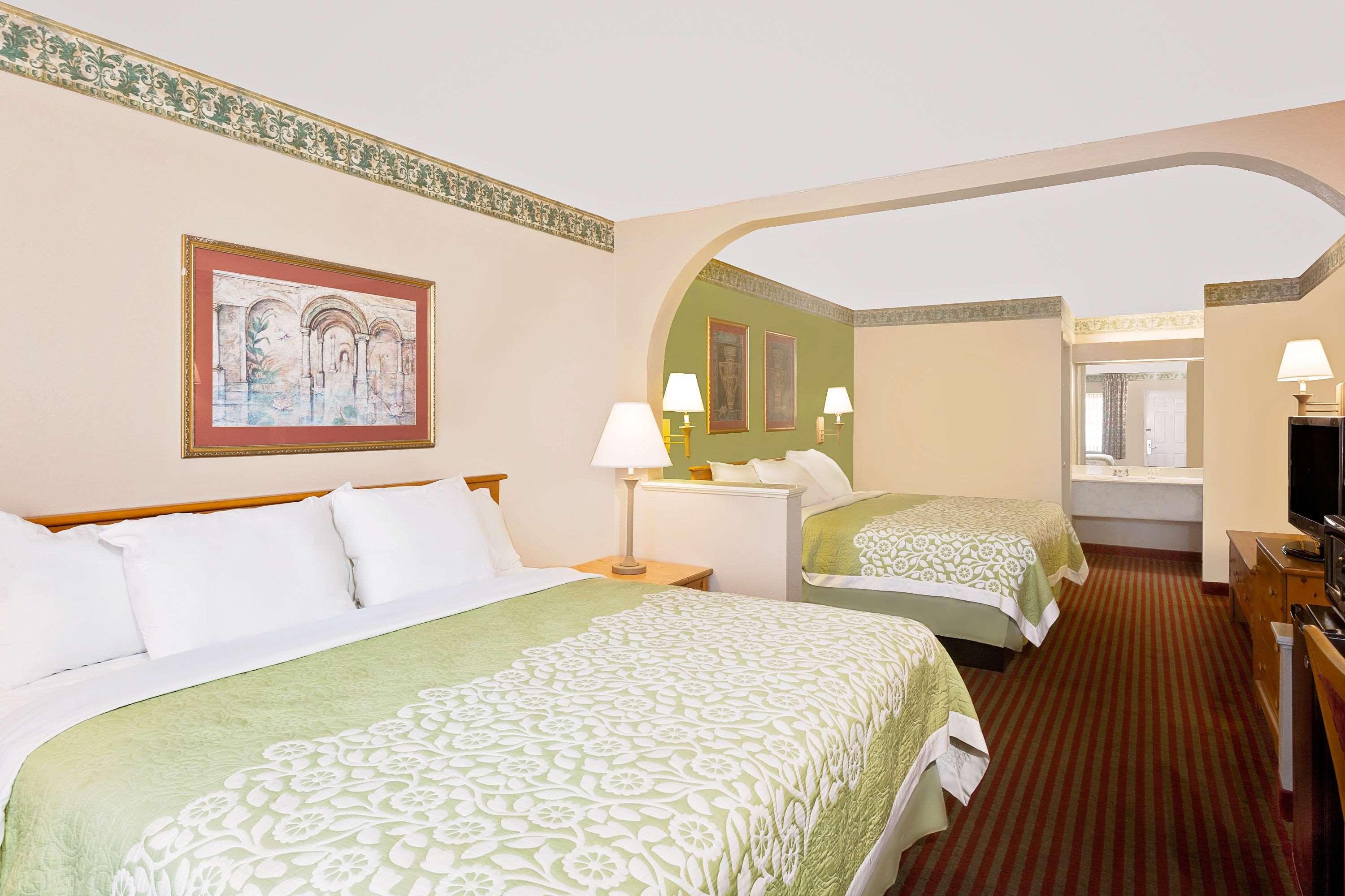 Days Inn & Suites By Wyndham Starkville Bagian luar foto