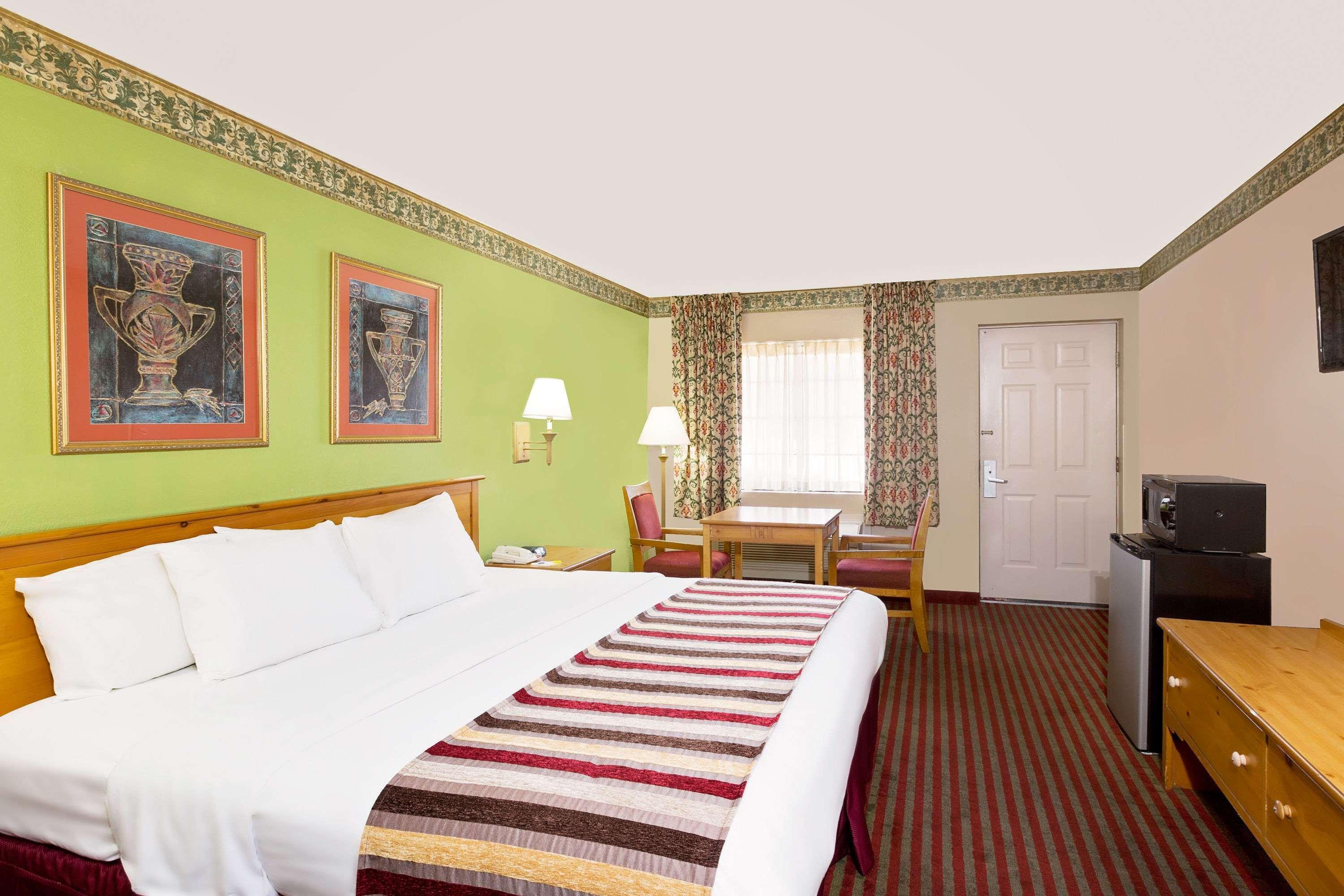 Days Inn & Suites By Wyndham Starkville Bagian luar foto