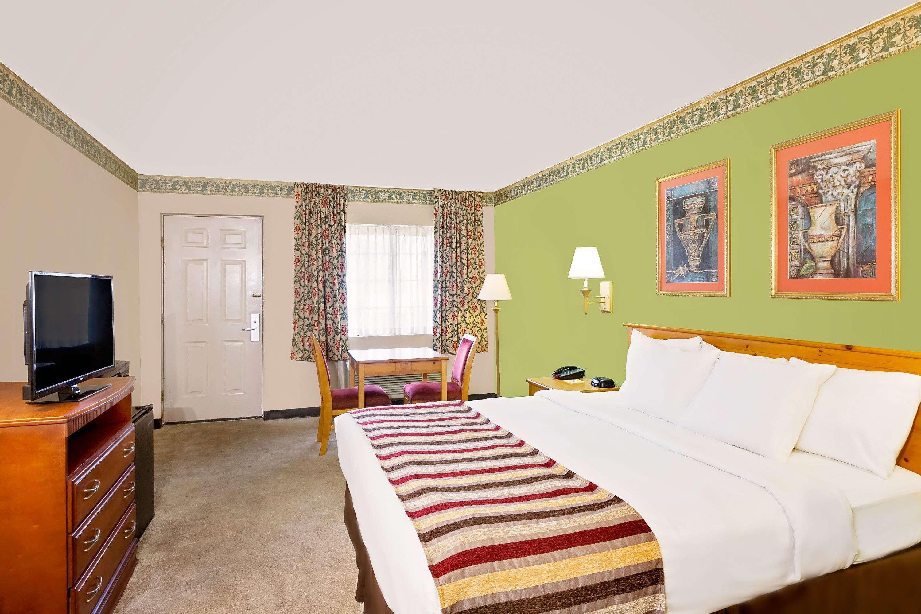 Days Inn & Suites By Wyndham Starkville Bagian luar foto