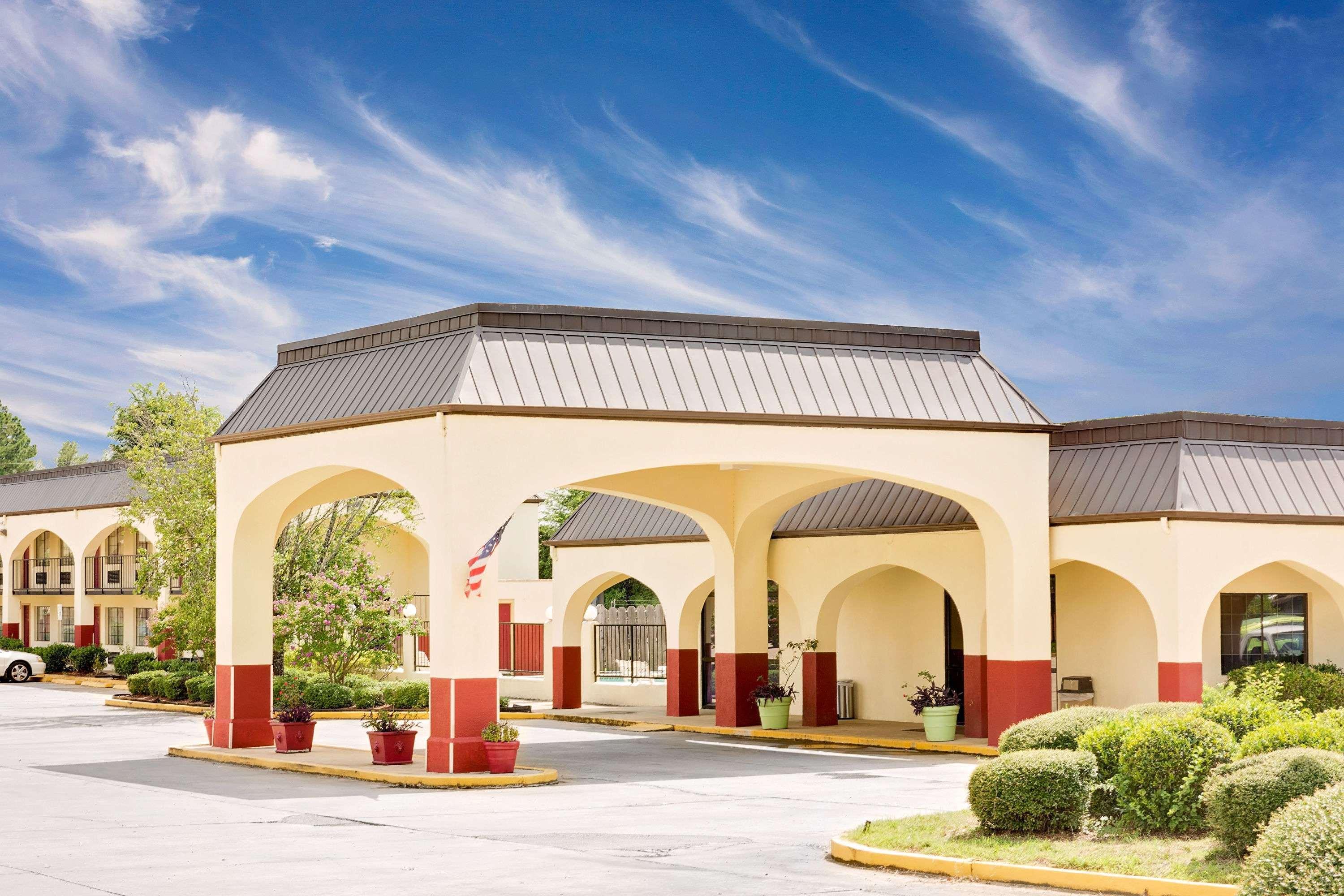 Days Inn & Suites By Wyndham Starkville Bagian luar foto