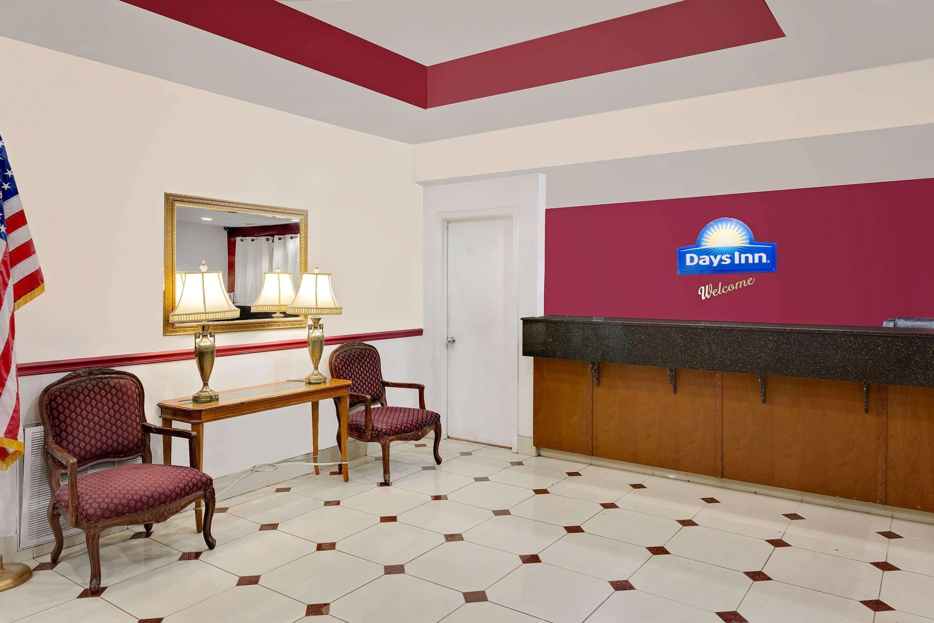 Days Inn & Suites By Wyndham Starkville Bagian luar foto