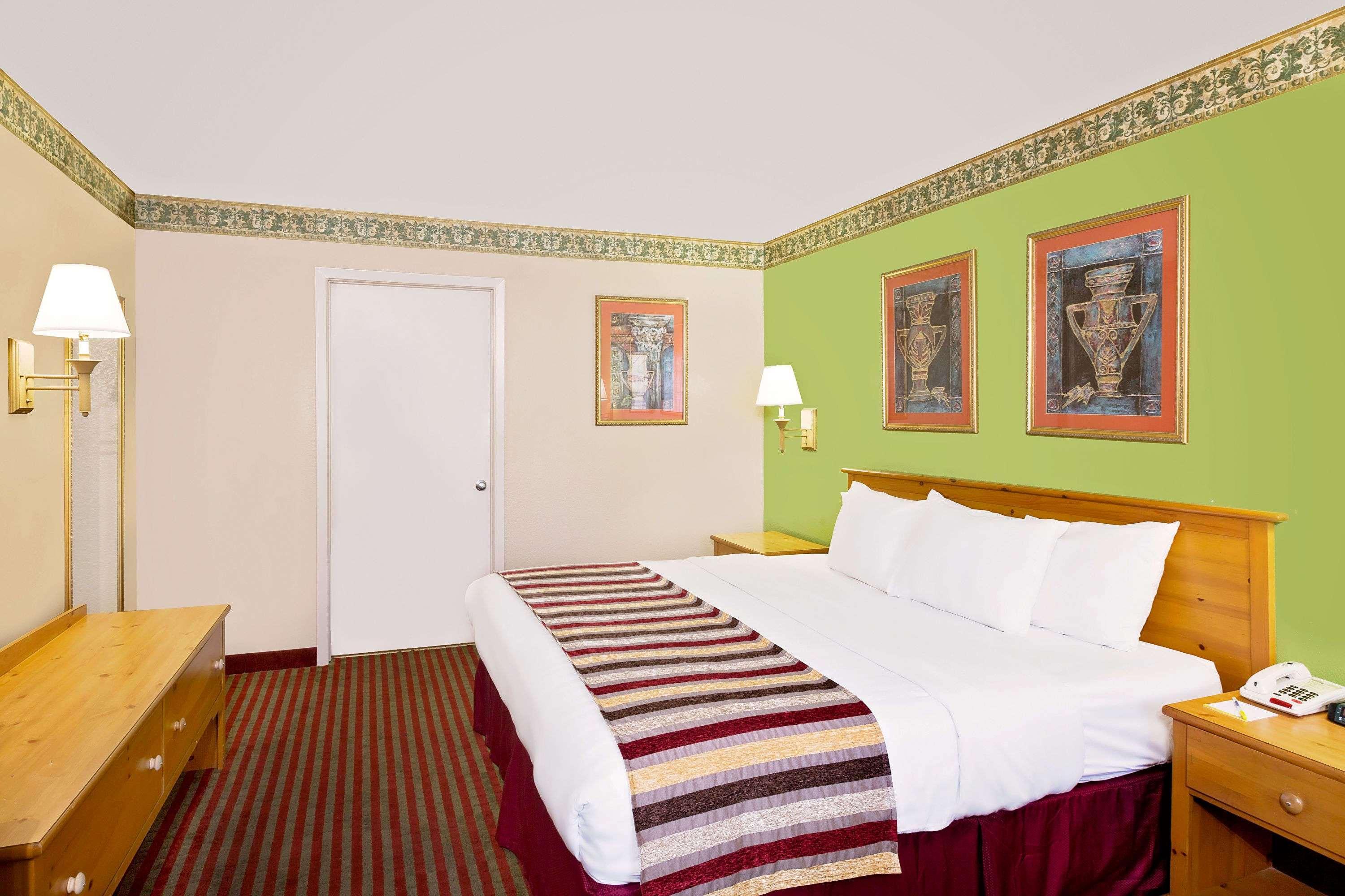 Days Inn & Suites By Wyndham Starkville Bagian luar foto
