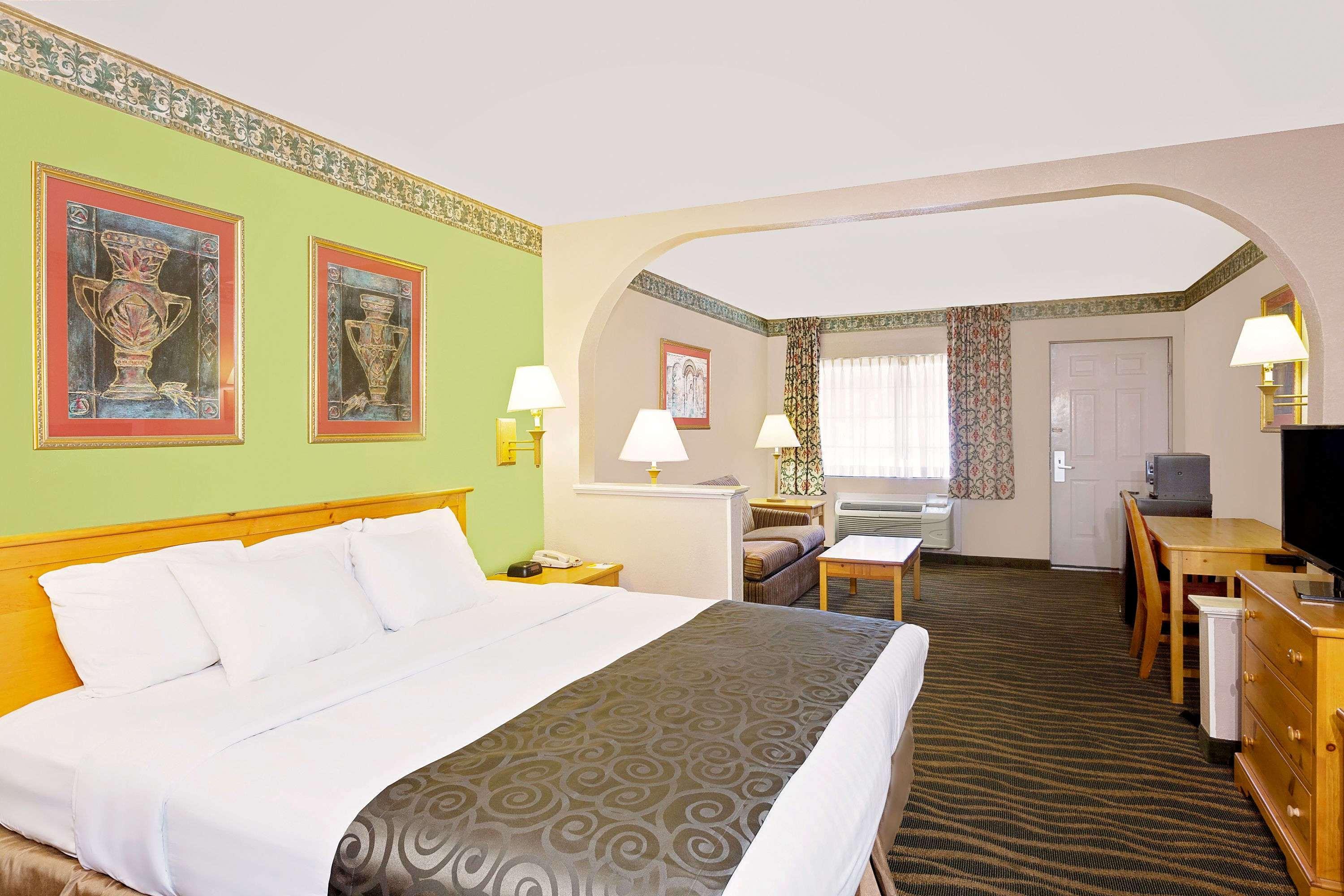 Days Inn & Suites By Wyndham Starkville Bagian luar foto