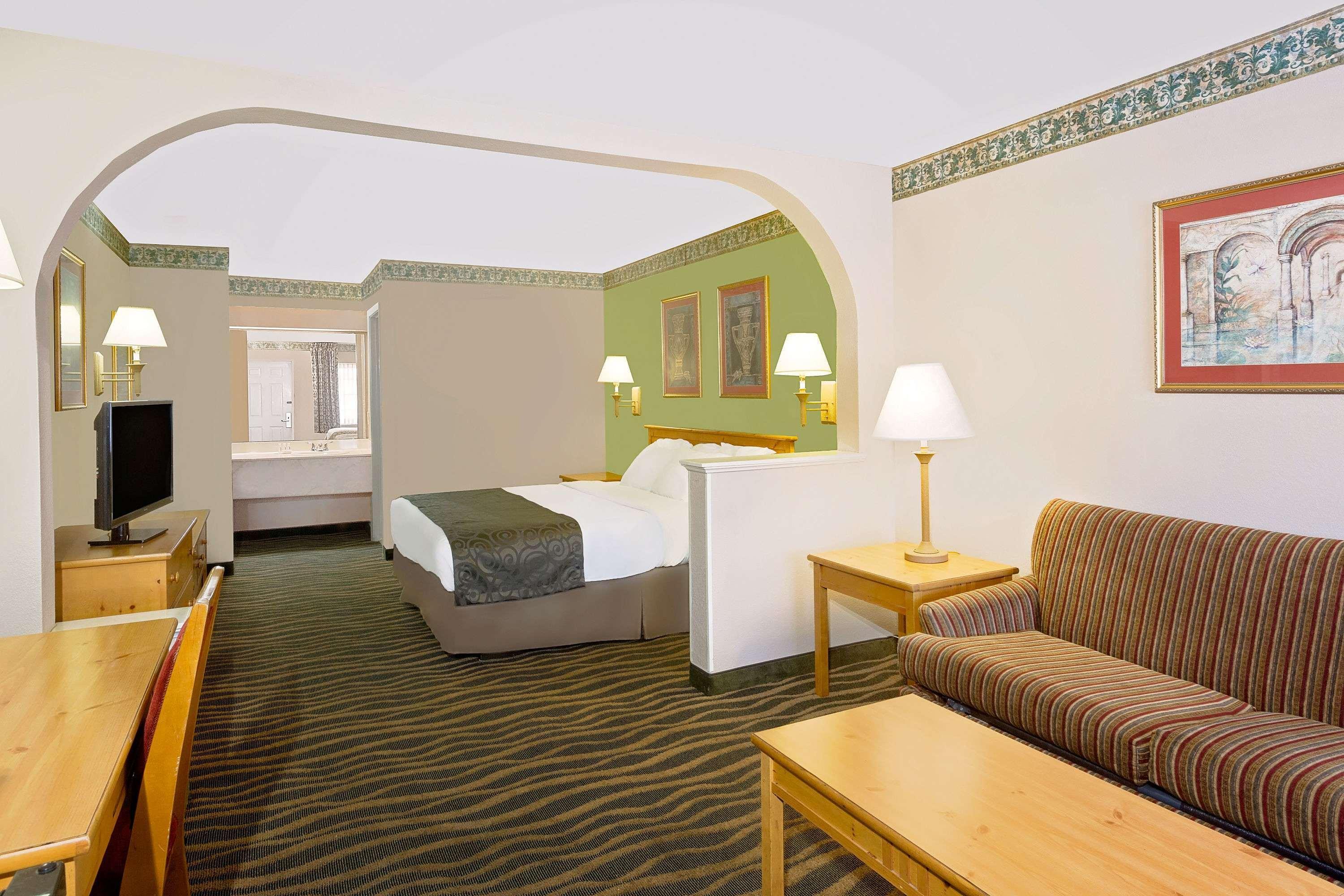 Days Inn & Suites By Wyndham Starkville Bagian luar foto