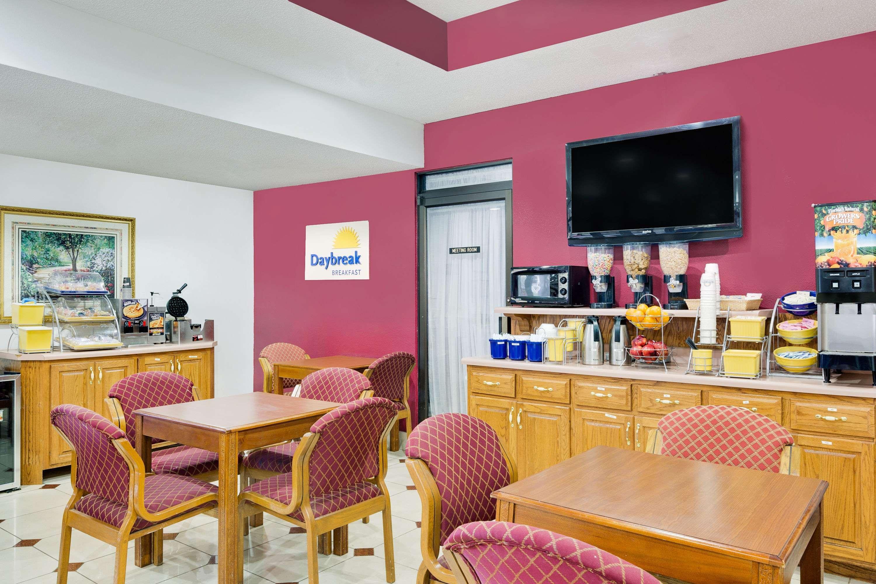 Days Inn & Suites By Wyndham Starkville Bagian luar foto