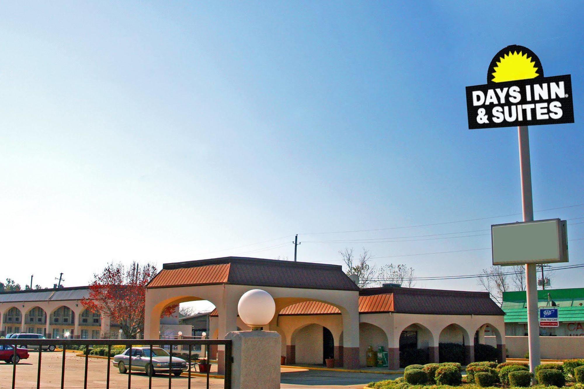 Days Inn & Suites By Wyndham Starkville Bagian luar foto